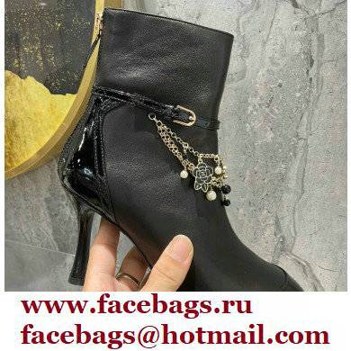 Chanel Pearls and Chain Ankle Boots Lambskin/Patent Black 2021