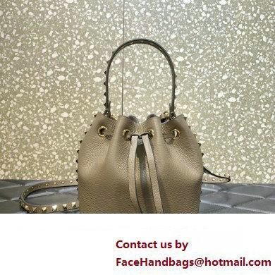 valentino ROCKSTUD GRAINY CALFSKIN BUCKET BAG gray 2023