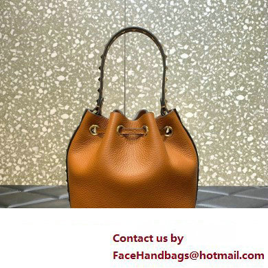 valentino ROCKSTUD GRAINY CALFSKIN BUCKET BAG tan 2023