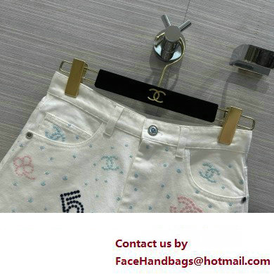 CHANEL CLOVER AND CC LOGO PRINTED DENIM SHORTS 2023