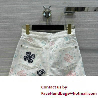 CHANEL CLOVER AND CC LOGO PRINTED DENIM SHORTS 2023