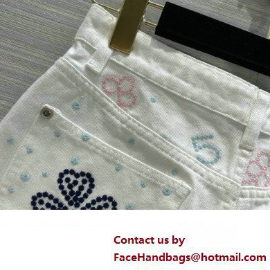 CHANEL CLOVER AND CC LOGO PRINTED DENIM SHORTS 2023