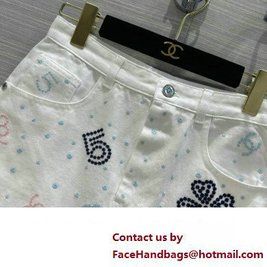 CHANEL CLOVER AND CC LOGO PRINTED DENIM SKIRT WHITE 2023