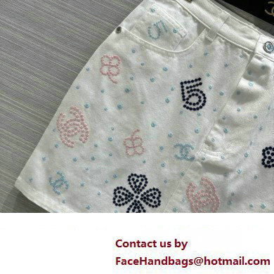 CHANEL CLOVER AND CC LOGO PRINTED DENIM SKIRT WHITE 2023