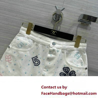 CHANEL CLOVER AND CC LOGO PRINTED DENIM SKIRT WHITE 2023