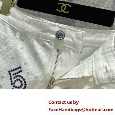 CHANEL CLOVER AND CC LOGO PRINTED DENIM SKIRT WHITE 2023