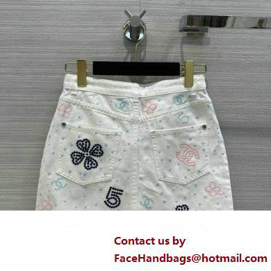 CHANEL CLOVER AND CC LOGO PRINTED DENIM SKIRT WHITE 2023