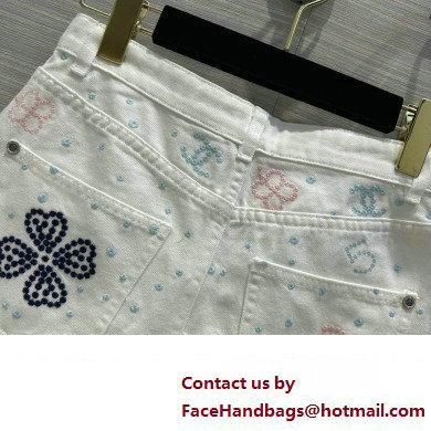 CHANEL CLOVER AND CC LOGO PRINTED DENIM SKIRT WHITE 2023