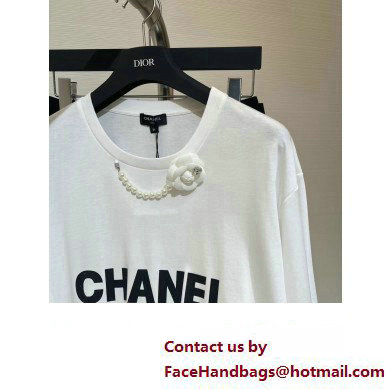 chanel white T-SHIRT with a camellia necklace 2023