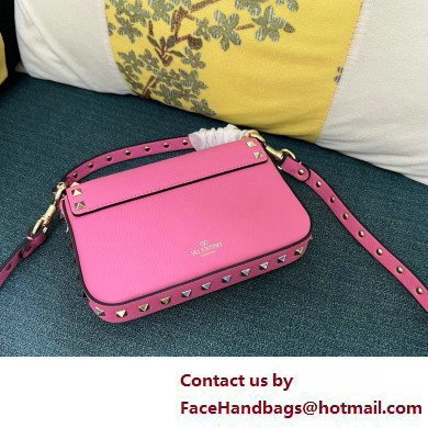 VALENTINO ROCKSTUD GRAINY CALFSKIN POUCH FUCHSIA 2025