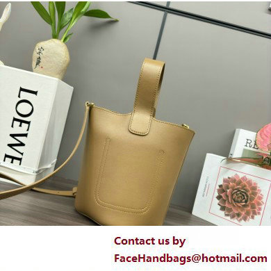 loewe mini Pebble Bucket bag in mellow calfskin sand 2025